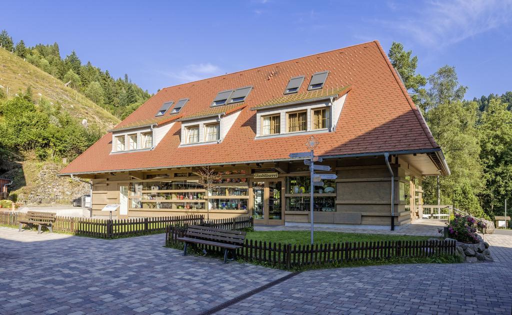 Hotel Hofgut Sternen - Wohnen In Kunst Und Kultur Breitnau Exterior photo
